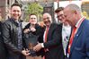 Michael Gerdes und die Bottroper Jusos überreichen Martin Schulz „echte Kanzlerkohle“ aus dem Bergwerk Prosper-Haniel.