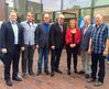 Vorsitzender Julian Fragemann (der mit Sonnenbrille) im Kreis der Gratulanten.