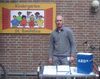 Ralf Exner, Mitarbeiter von infratest dimap, vor dem Dorstener Wahllokal St. Bonifatius.