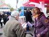 Jennifer Schug, SPD-Stadtverbandsvorsitzende im Gespräch mit einer Bürgerin.