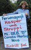 Brigitte Hartwich mit einem selbst geschriebenen Plakat. Inzwischen werben mehrere von ihnen unübersehbar in Rhade.