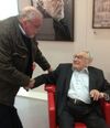 Hans-Willi Niemeyer gratuliert Egon Bahr zum 90. Geburtstag.