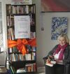 Petra Folgmann von der Kultur-Werkstatt-Wulfen, daneben der Offene Bücherschrank.