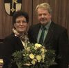 Zum Abschied ein Blumenstrauß - überreicht von Friedhelm Fragemann an Susanna Simmerl.
