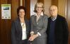 Gast aus Europa: Jutta Haug neben Susanna Simmerl und Dr. Hans-Udo Schneider.