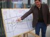Ratskandidat Achim Schrecklein präsentiert das SPD-Verkehrskonzept für Rhade. 