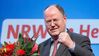 Peer Steinbrück hält den Politikkritikern den Spiegel vor.
